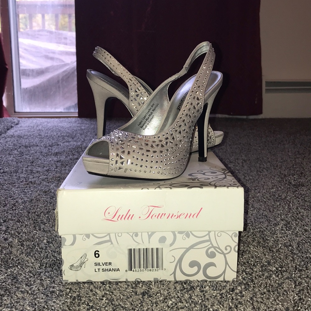 Beautiful silver Lulu Townsend shoes - size 6